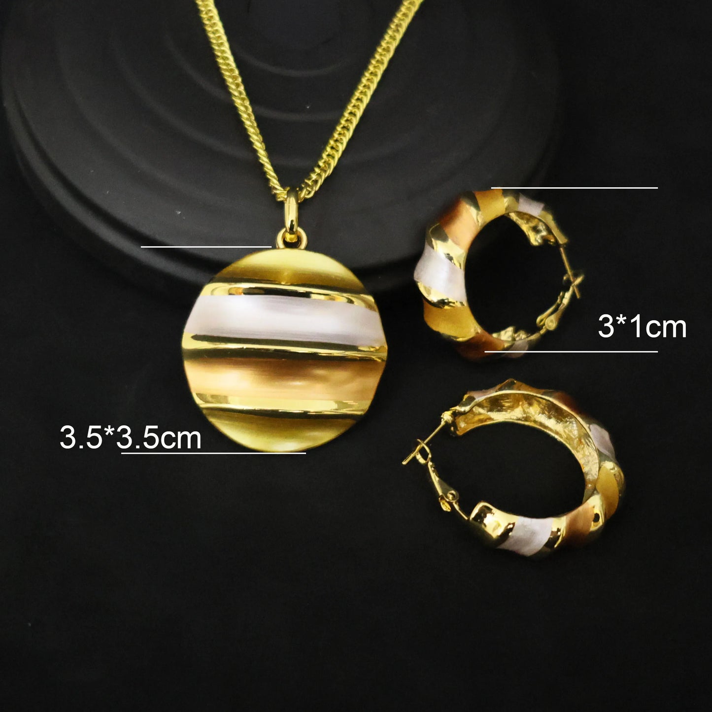 Shine on your big day with this 18K gold-plated Italian wedding jewelry set.