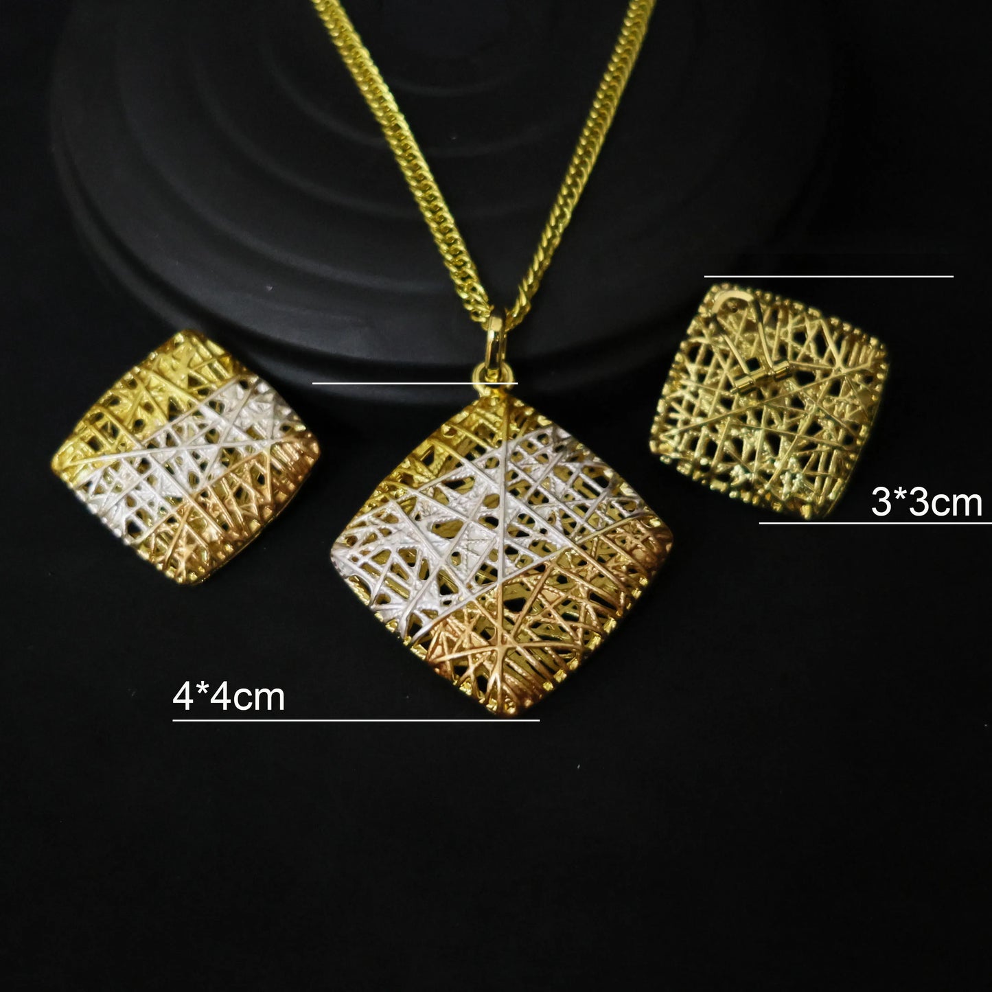 Shine on your big day with this 18K gold-plated Italian wedding jewelry set.