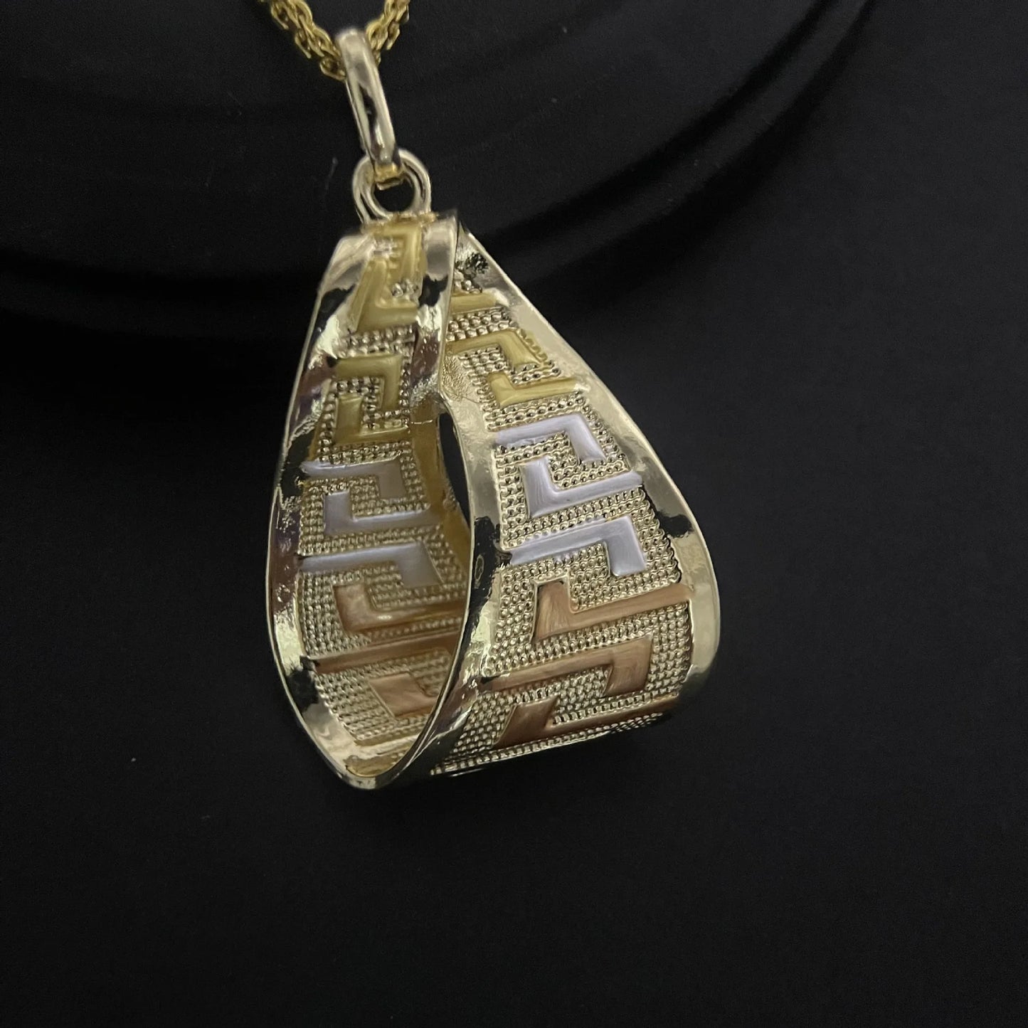 Shine on your big day with this 18K gold-plated Italian wedding jewelry set.