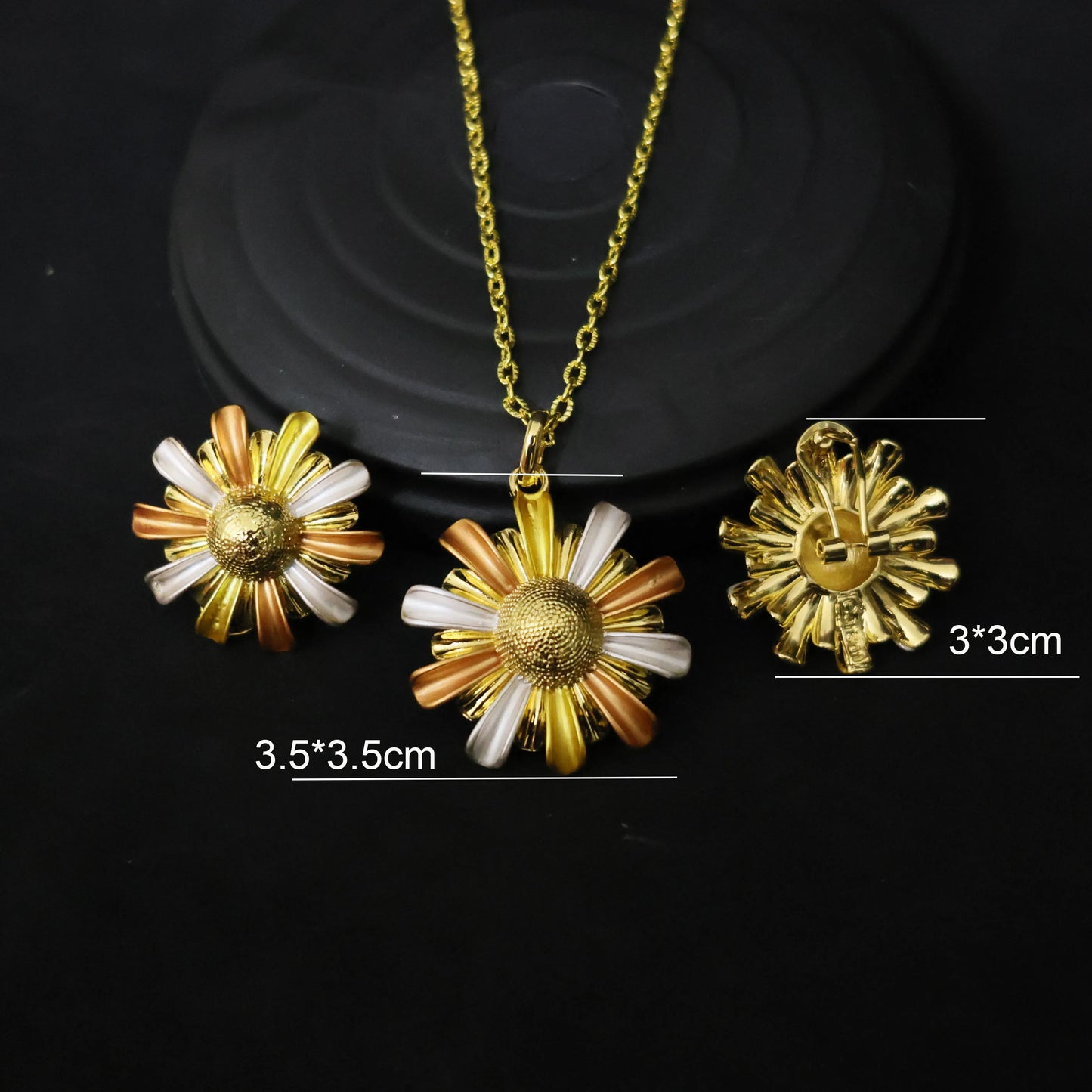 Shine on your big day with this 18K gold-plated Italian wedding jewelry set.