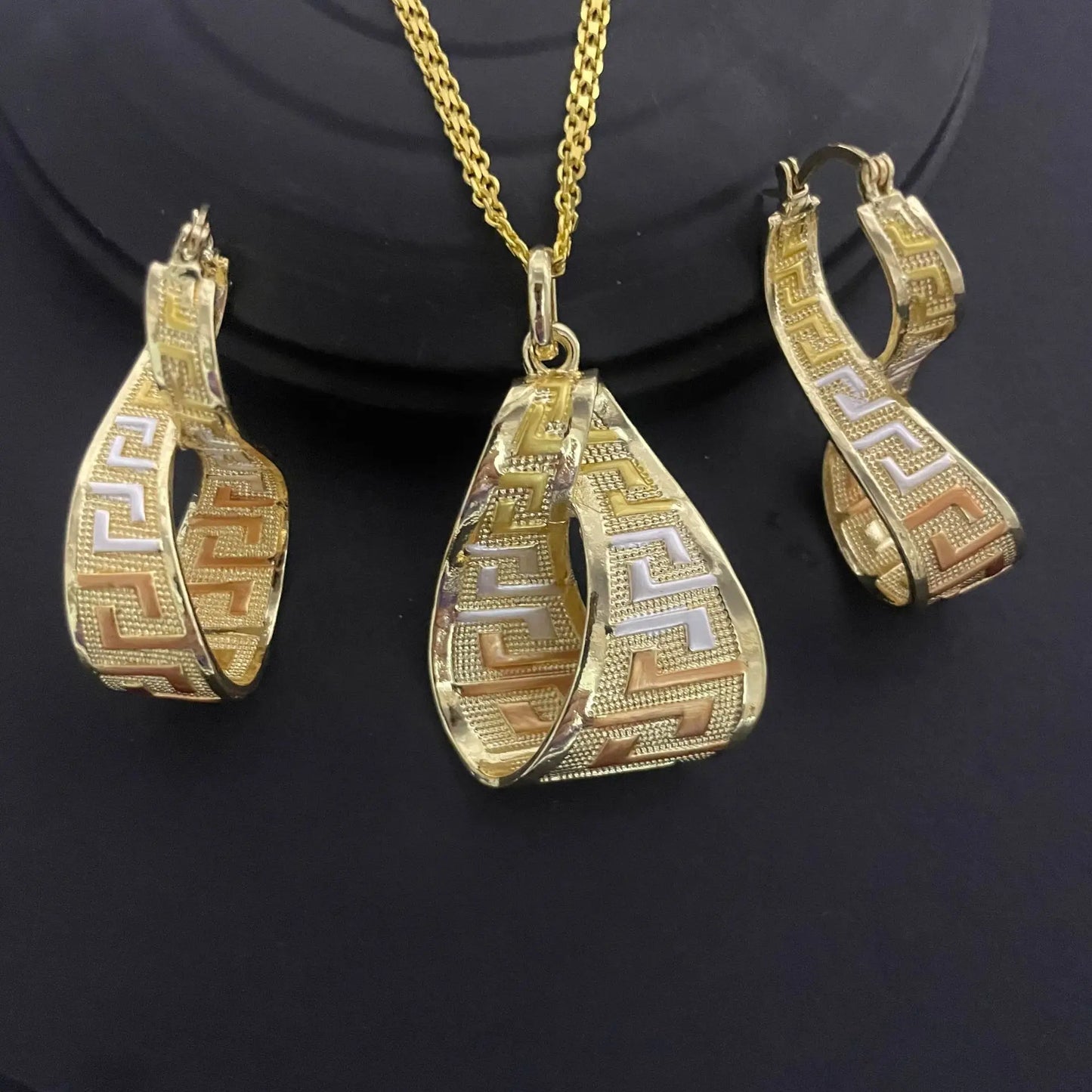 Shine on your big day with this 18K gold-plated Italian wedding jewelry set.