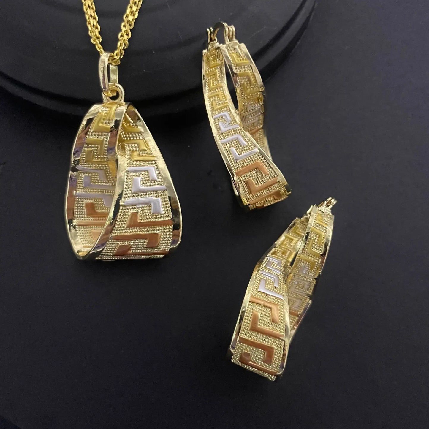 Shine on your big day with this 18K gold-plated Italian wedding jewelry set.