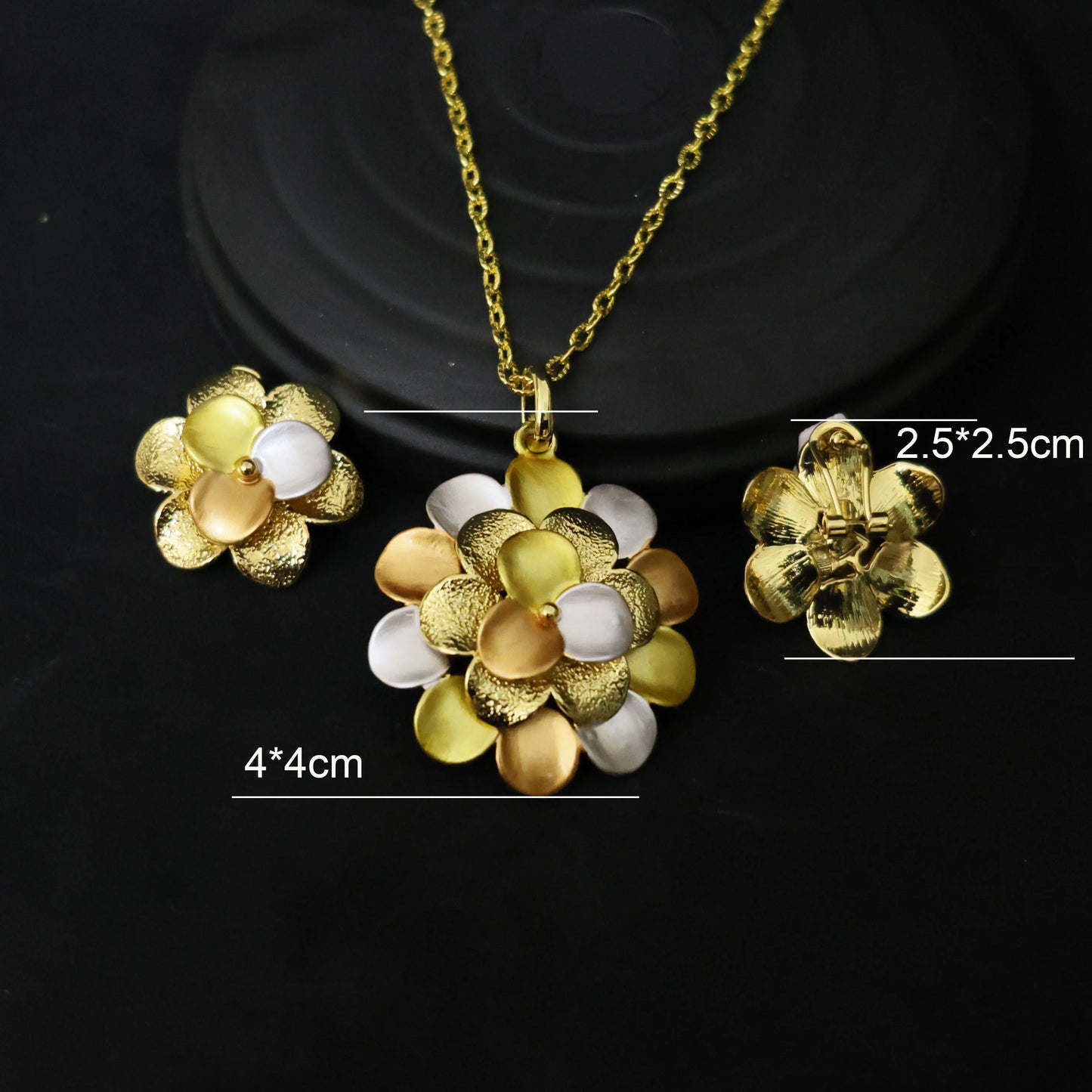 Shine on your big day with this 18K gold-plated Italian wedding jewelry set.