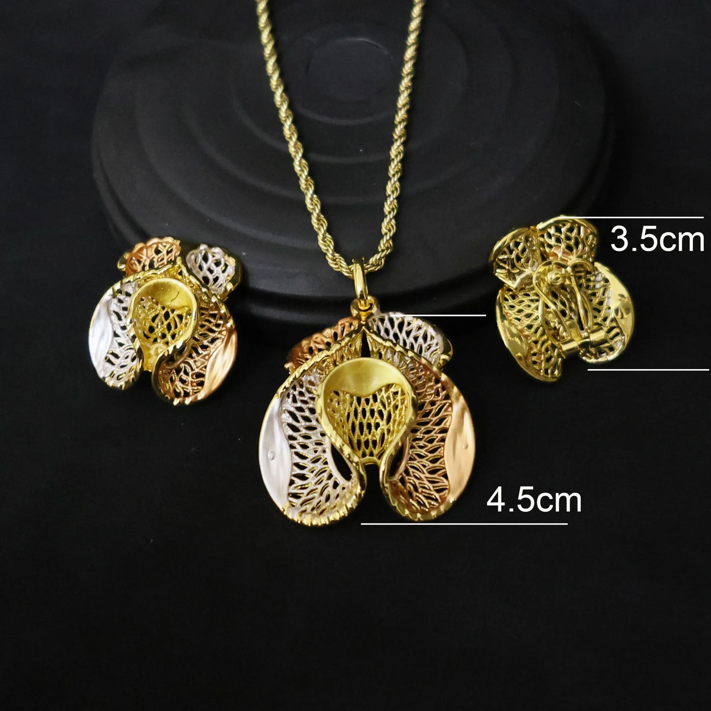 Shine on your big day with this 18K gold-plated Italian wedding jewelry set.