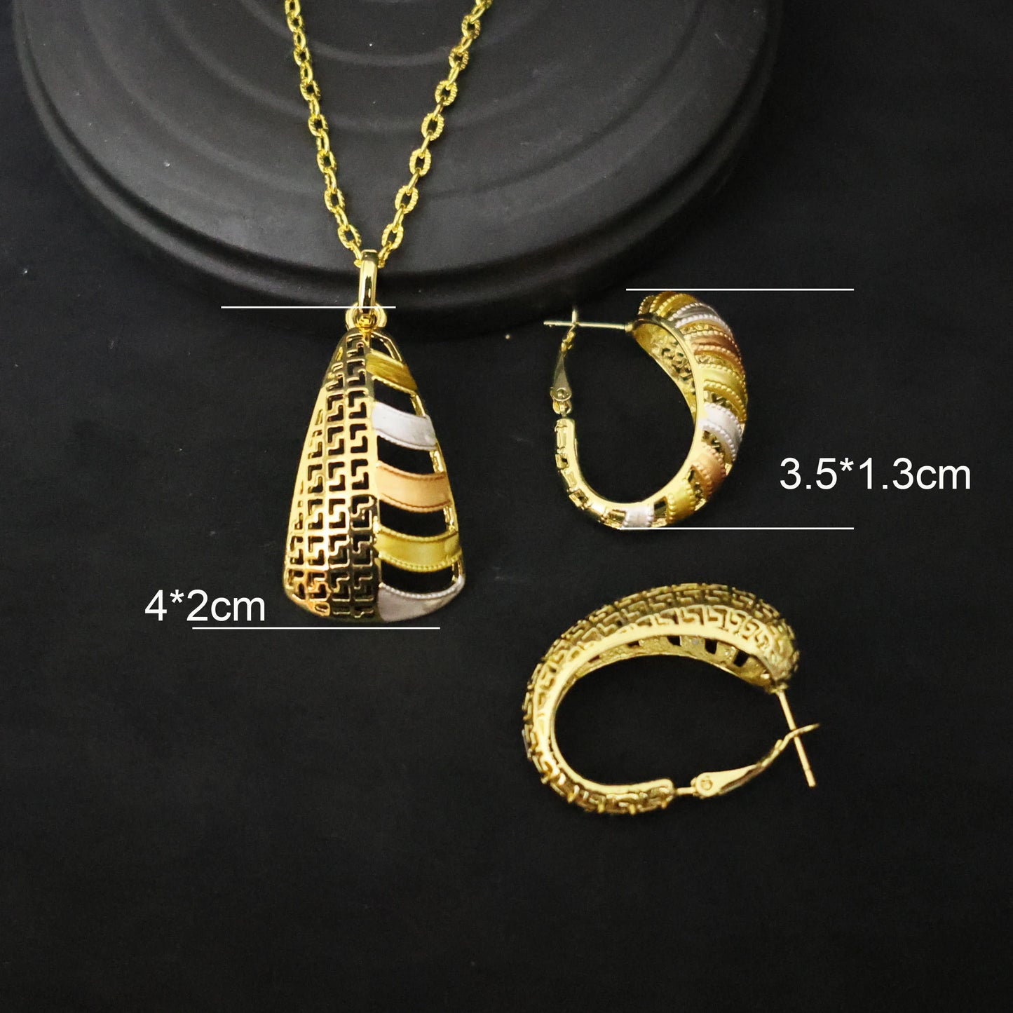 Shine on your big day with this 18K gold-plated Italian wedding jewelry set.