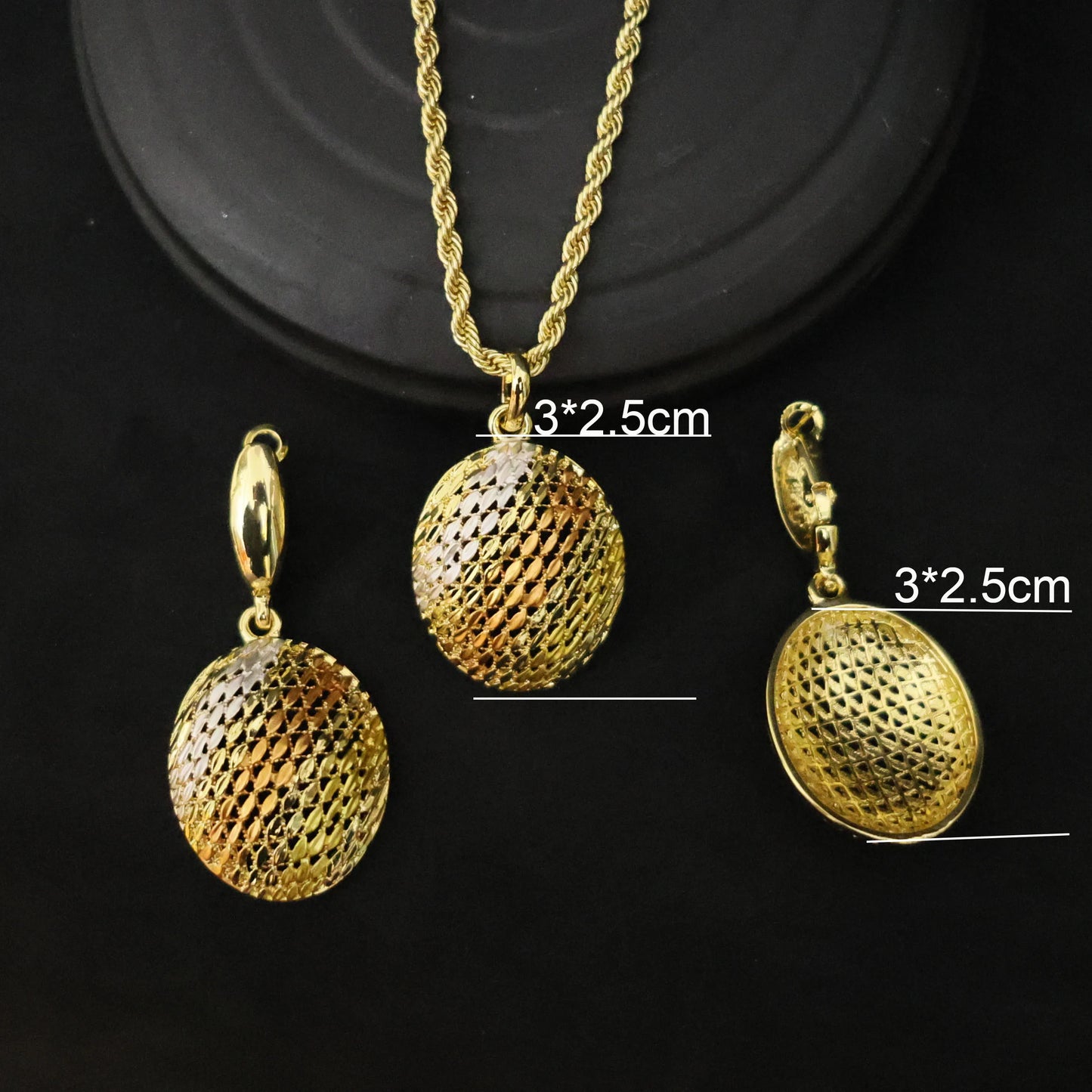 Shine on your big day with this 18K gold-plated Italian wedding jewelry set.