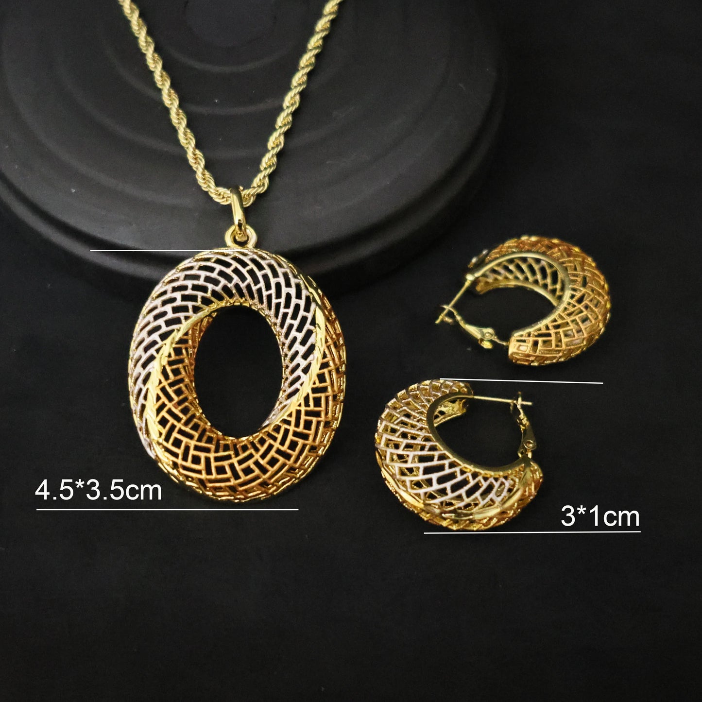Shine on your big day with this 18K gold-plated Italian wedding jewelry set.