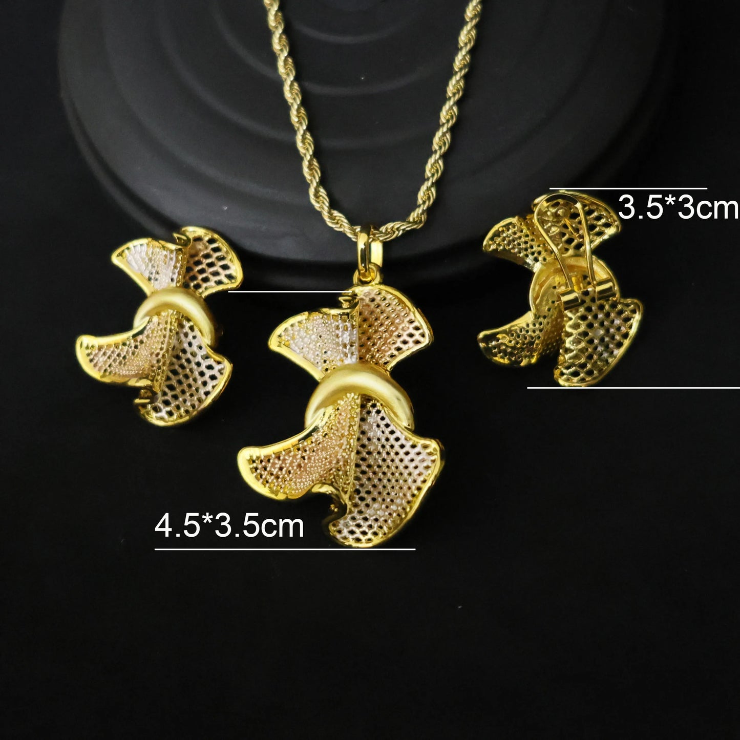 Shine on your big day with this 18K gold-plated Italian wedding jewelry set.