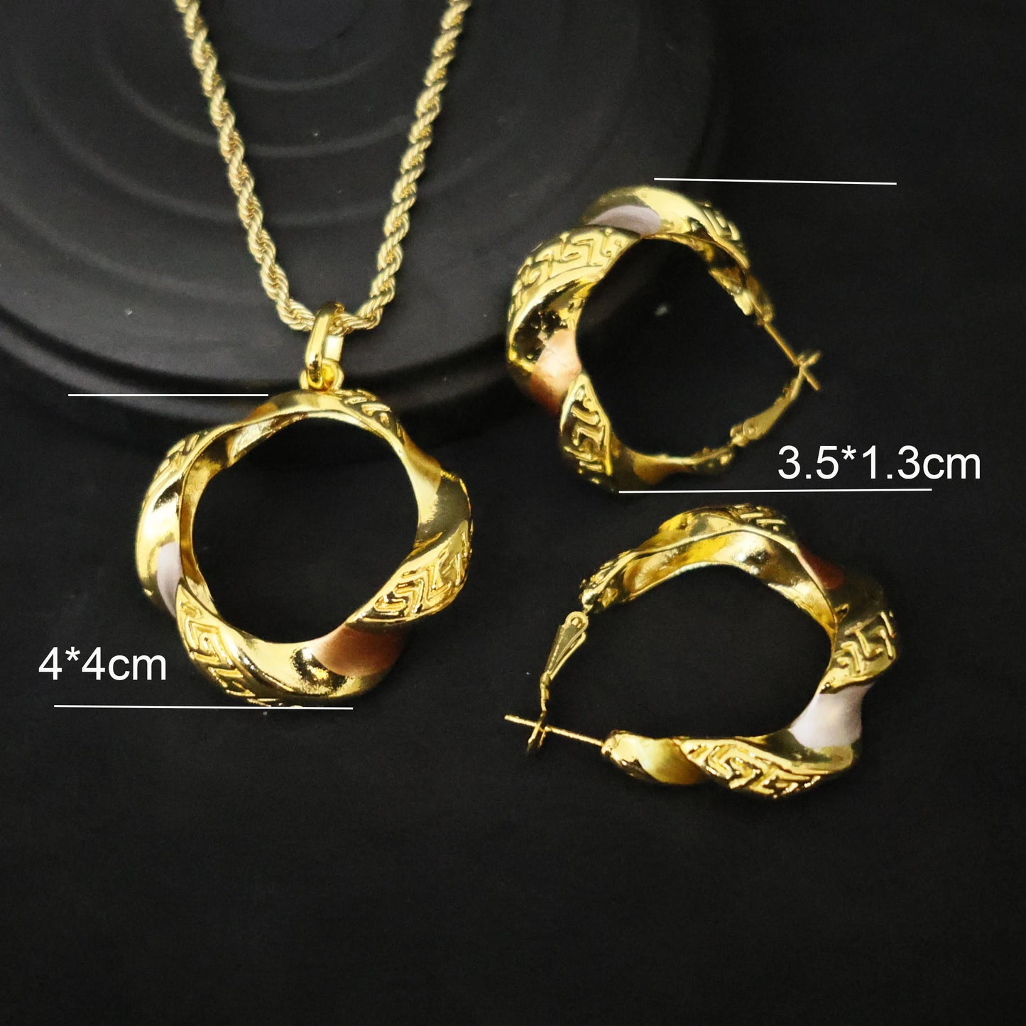 Shine on your big day with this 18K gold-plated Italian wedding jewelry set.