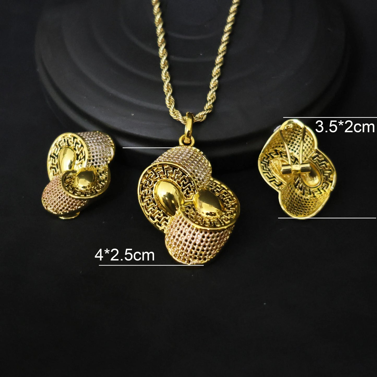 Shine on your big day with this 18K gold-plated Italian wedding jewelry set.