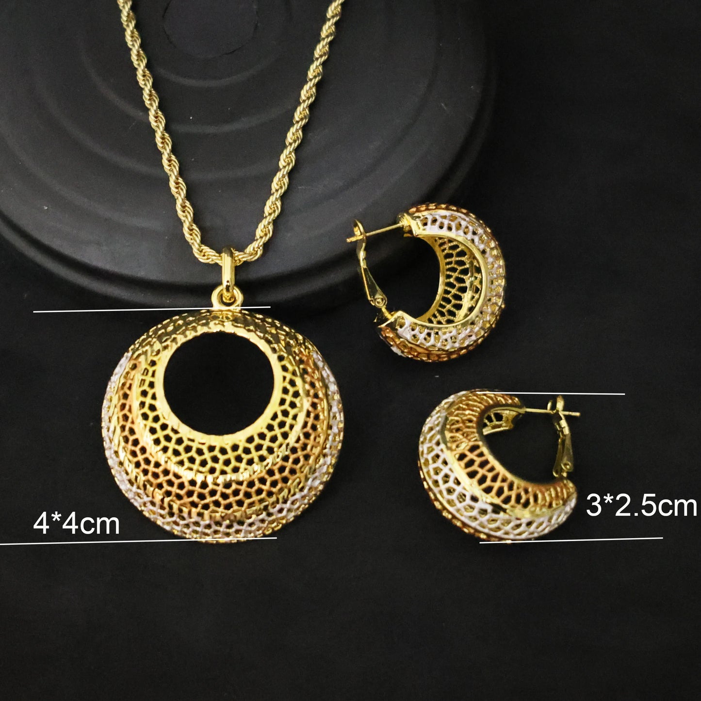 Shine on your big day with this 18K gold-plated Italian wedding jewelry set.