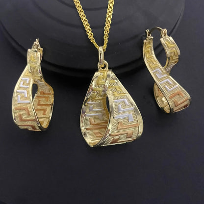 Shine on your big day with this 18K gold-plated Italian wedding jewelry set.